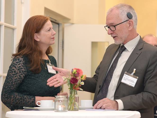 Schuldekanin Dr. Beate Großklaus im Gespräch mit Dr. Torsten Sternberg von der Stiftung der Evangelischen Landeskirche